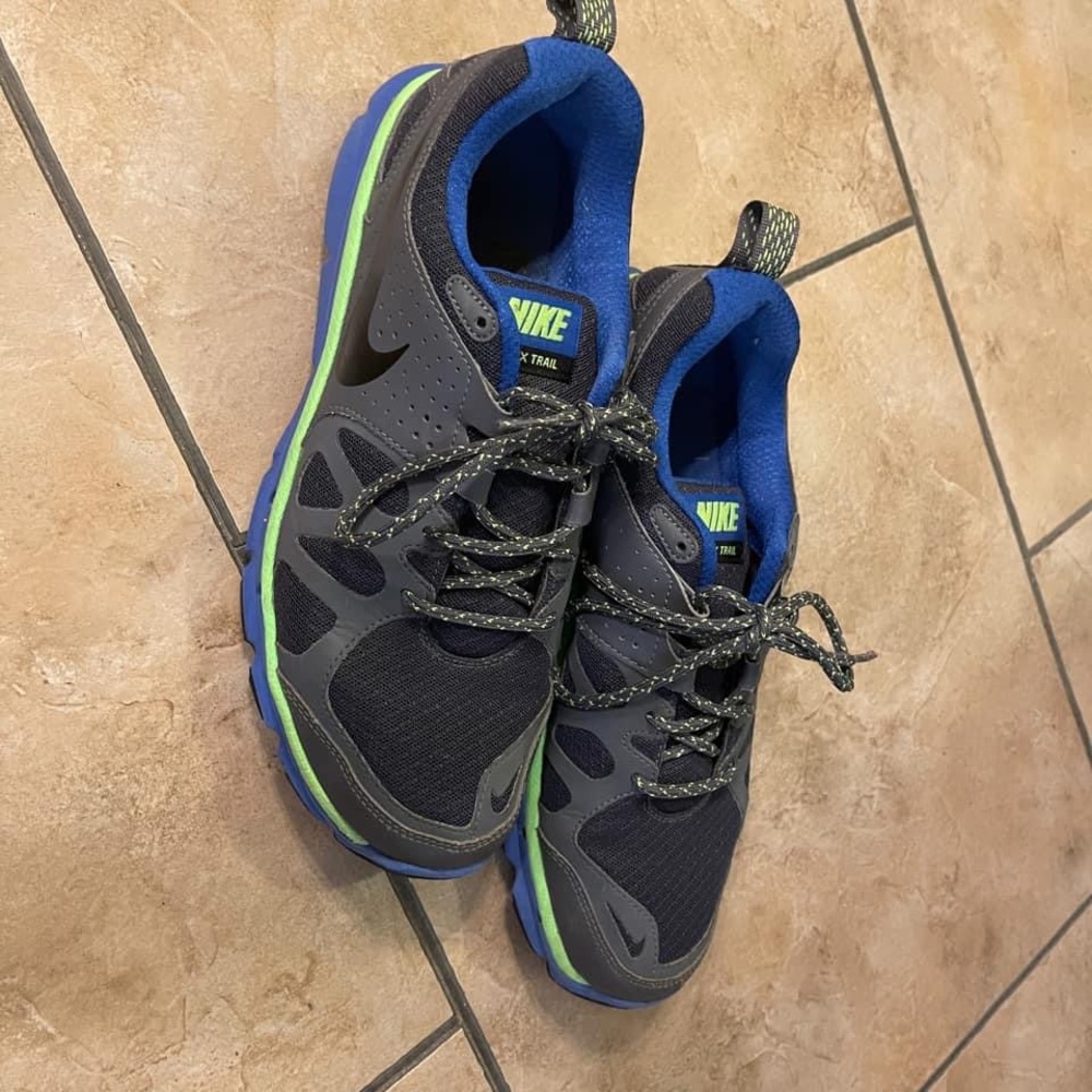 Nike men’s sz 9 but ima sz 10 women’s Guc